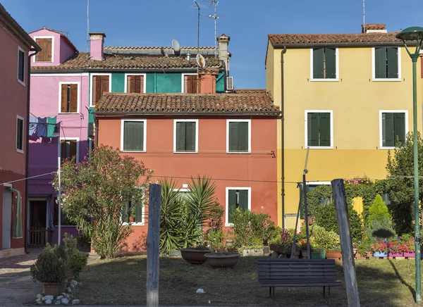 Casas pintadas a cores na ilha de Burano, Itália . — Fotografia de Stock