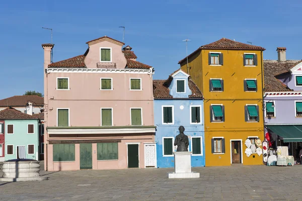 Centrální náměstí a pomník Baldassare Galuppi na ostrově Burano, Itálie — Stock fotografie