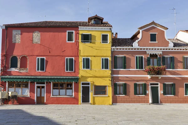 Casas pintadas a cores na ilha de Burano, Itália . — Fotografia de Stock