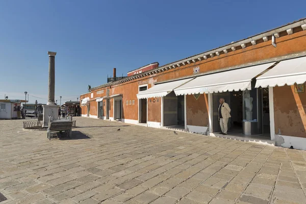 Glass stores near the vaporetto station in Murano, Italy. — Stock Photo, Image