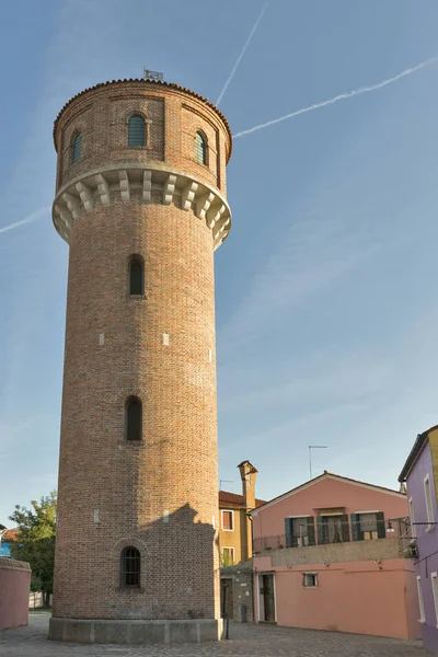 Antigua torre de suministro de agua en la isla de Burano, Italia . —  Fotos de Stock