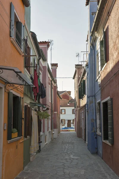 Stretta strada in stile mediterraneo sull'isola di Burano, Italia . — Foto Stock