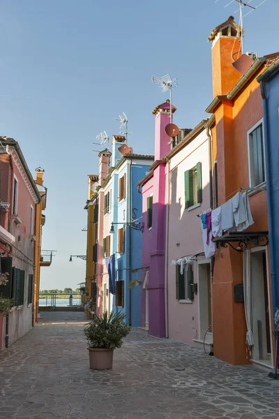 Rua de estilo mediterrânico estreito na ilha de Burano, Itália . — Fotografia de Stock