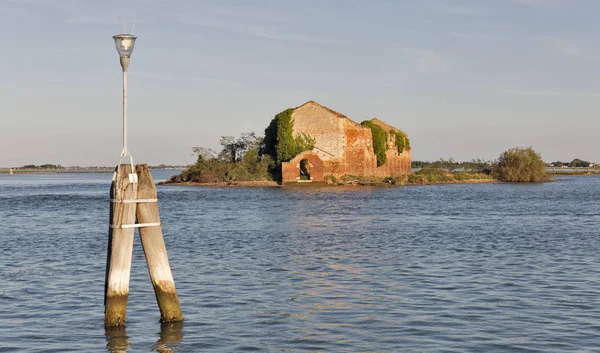 ヴェネツィアのラグーン、イタリアのマドンナ ・ デル ・ モンテ島. — ストック写真