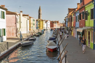 Turistik yürüyüş tipik kanalına Burano adada, İtalya.