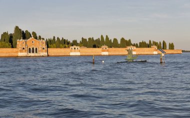 Günbatımı San Michele mezarlıkta Venedik, İtalya.