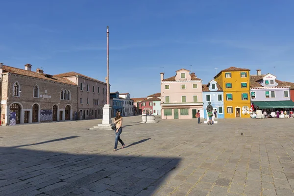Plaza central y monumento Baldassare Galuppi en la isla Burano, Italia —  Fotos de Stock