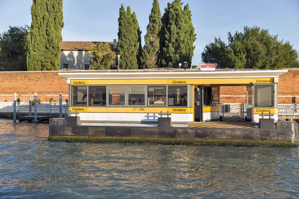 Begraafplaats water busstation in de lagune van Venetië, Italië — Stockfoto