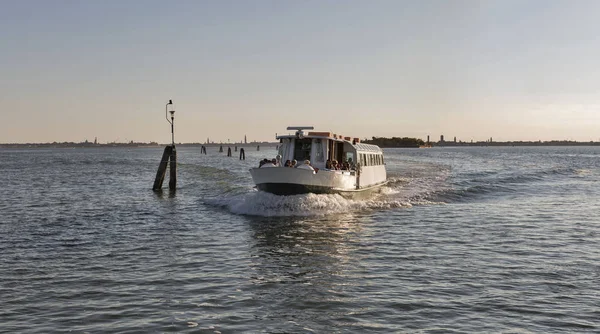 Navegación turística en la laguna de Venecia al atardecer, Italia . — Foto de Stock