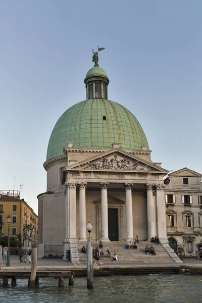 San Simeone Piccolo kyrka vid solnedgången i Venedig, Italien. — Stockfoto