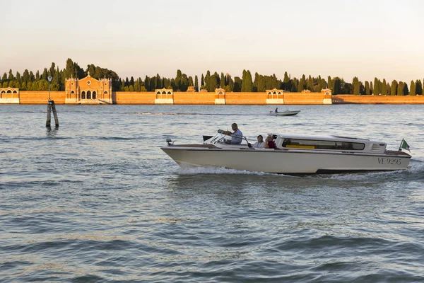 Taxi motor boat at sunset in Venice, Italy. — Stock Photo, Image