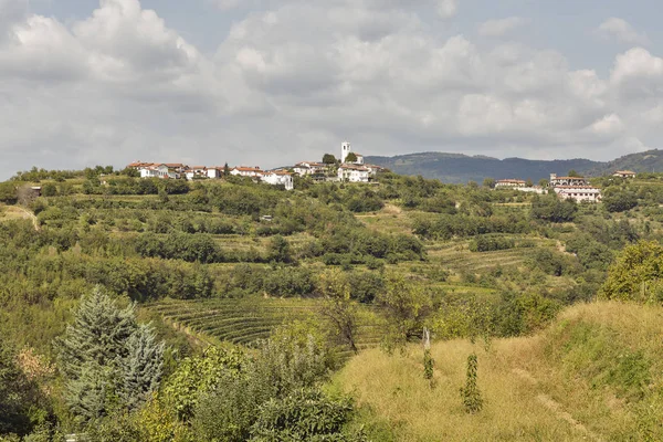 Smartno pintoresco pueblo en Eslovenia Occidental . —  Fotos de Stock