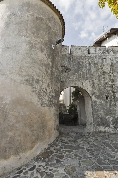 Torre fortaleza medieval y puerta en Smartno pueblo, Eslovenia . —  Fotos de Stock