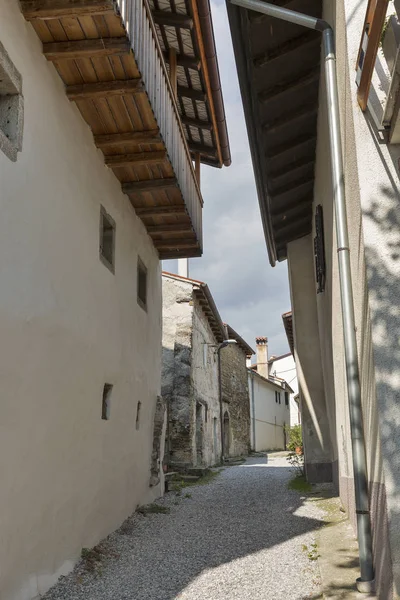 Narrow medieval street in Smartno village, Slovenia. — Stock Photo, Image