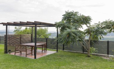 Dinlenme ve Barbekü Sloven dağlarda yaz modern pavilion
