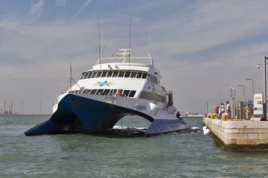 Venedik Prens Venedik limanda palamarla katamaran cruise.