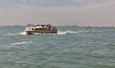 Su otobüs yelken Venedik Lagünü, İtalya.