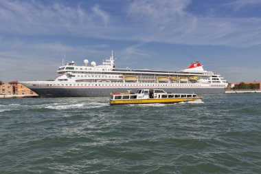 İskoç cruise gemi ve su otobüste Venedik Lagünü, İtalya.