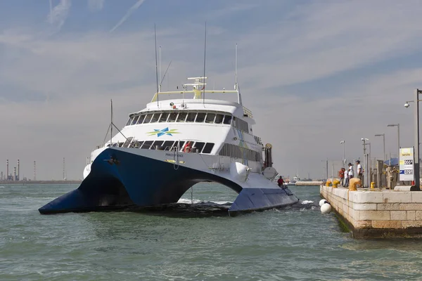 Cruise catamaran die prins van Venetië afgemeerd in de haven van Venetië. — Stockfoto