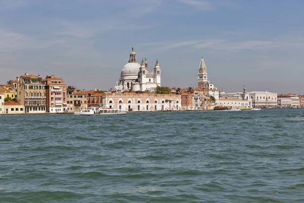 Venecia paisaje urbano, vista desde la laguna. Italia . — Foto de Stock