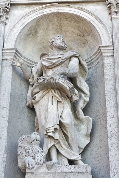 Church del Santissimo Redentore facade wall statue in Venice, Italy. — Stock Photo, Image