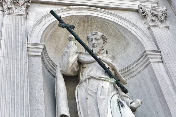Kerk del Santissimo Redentore gevel muur standbeeld in Venetië, Italië. — Stockfoto