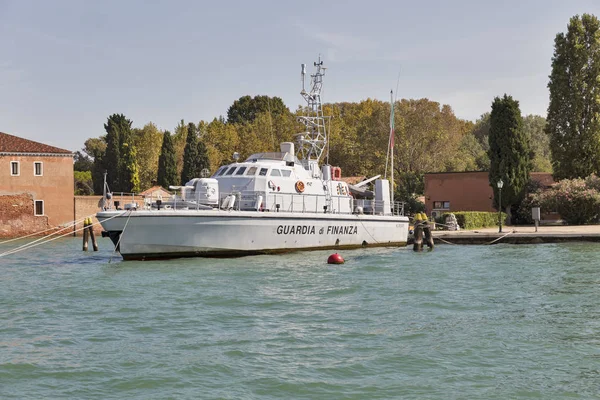 Barca della polizia finanziaria ormeggiata nella laguna di Venezia, Isola di Guidecca, Italia . — Foto Stock