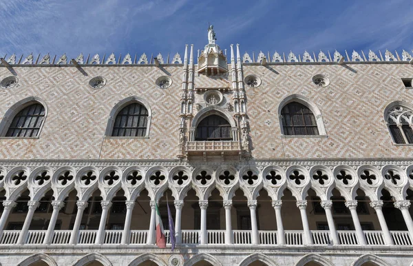 Gotiska fasad Dogepalatset i Venedig, Italien. — Stockfoto