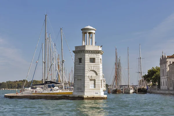 Faro y puerto deportivo en la isla de San Giorgio Maggiore, Venecia, Italia . —  Fotos de Stock