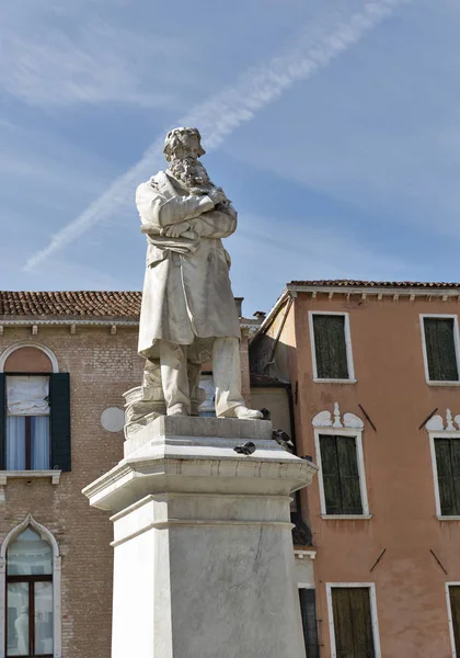 Estátua de Niccolo Tommaseo em Veneza, Itália . — Fotografia de Stock