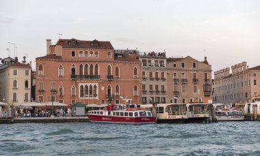 Venedik cityscape Castello bölgesinde gün batımında, İtalya.