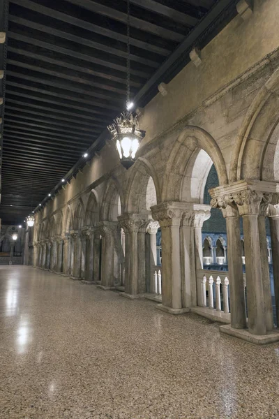 Gallery inside the Doges palace at night in Venice, Italy. — Stock Photo, Image