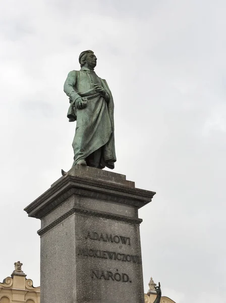 Primer plano del monumento Adam Mickiewicz en Cracovia, Polonia . — Foto de Stock