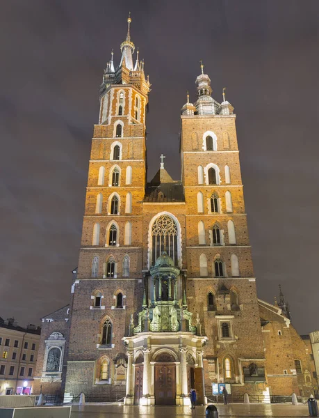 Facciata della chiesa gotica di Santa Maria di notte a Cracovia, Polonia — Foto Stock