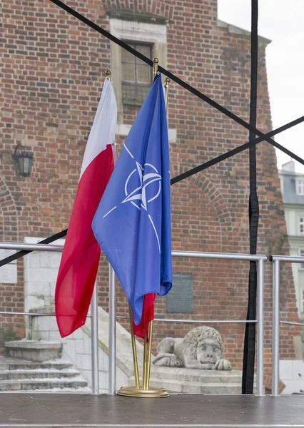 Drapeaux de l'OTAN et de la Pologne gros plan extérieur à Cracovie, Pologne . — Photo