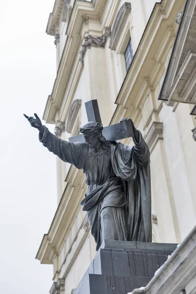 Скульптура Христа, несущего крест крупным планом. Уорсоу, Польша . — стоковое фото