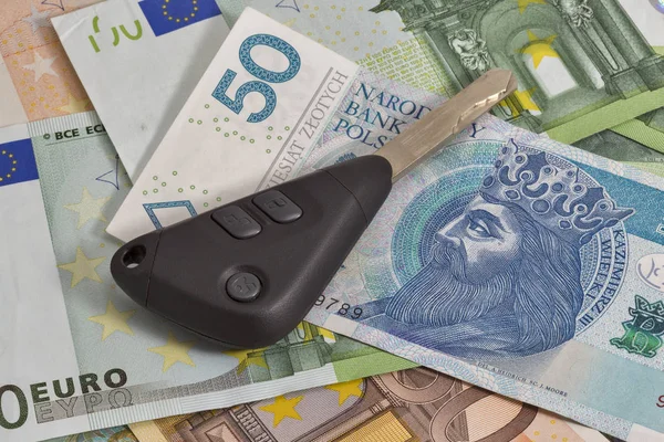Arabanın anahtarlarını Polonya Zlotisi ve Euro Not arka planı