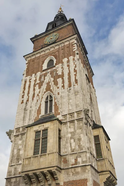 Wieżę gotyckiego ratusza w Kraków, Polska. — Zdjęcie stockowe