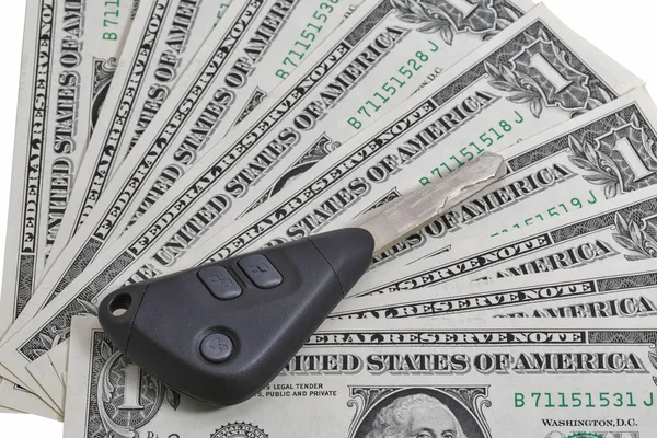 Clés de voiture sur un dollar billets fond isolé — Photo