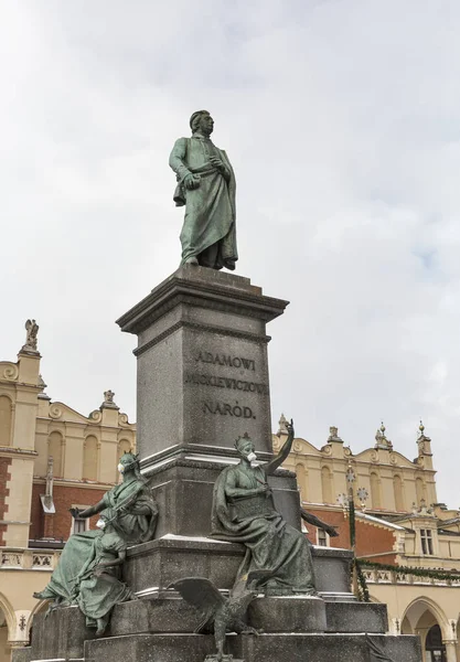 Adam Mickiewicz-monumentet i Krakow, Polen. — Stockfoto
