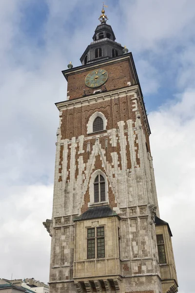 Wieżę gotyckiego ratusza w Kraków, Polska. — Zdjęcie stockowe