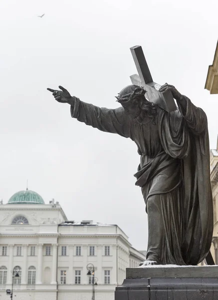 Skulptur av Kristus bär sitt kors närbild. Warszawa, Polen. — Stockfoto