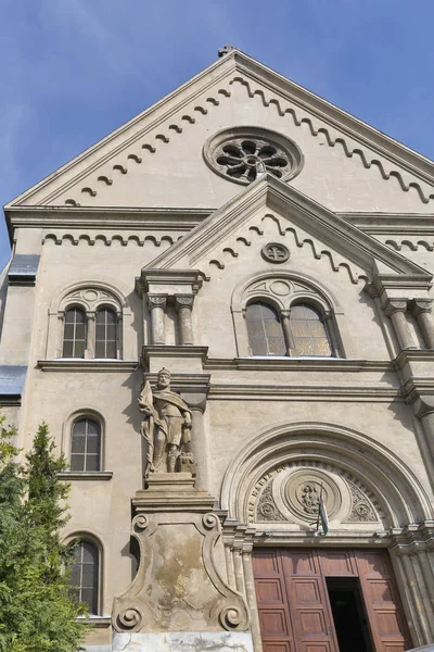 Saint-Florian standbeeld op Carmelita Basilica. Keszthely, Hongarije. — Stockfoto