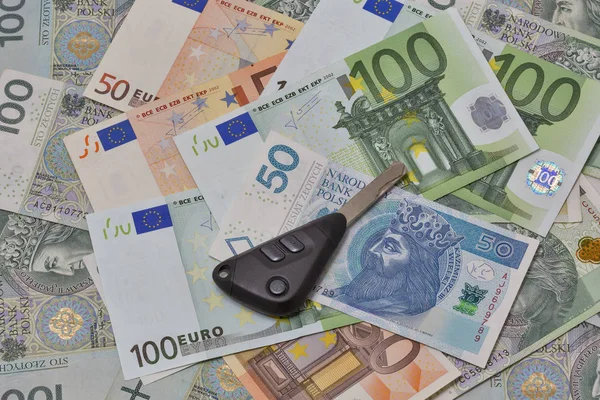 Autós kulcsok lengyel zloty és Euro notes háttér — Stock Fotó