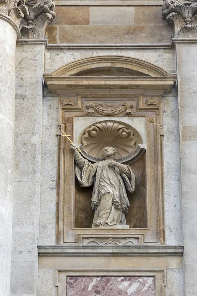 Estatua de la Iglesia de los Santos Apóstoles Pedro y Pablo. Cracovia, Polonia . — Foto de Stock