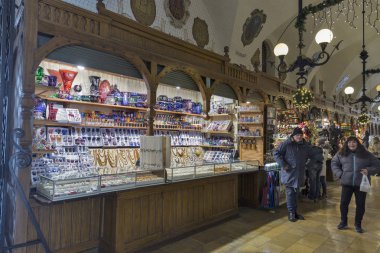 Pazar tezgahları Cloth Hall, Krakow, Polonya.