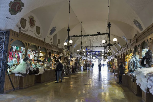 Banchi di mercato a Cloth Hall, Cracovia, Polonia . — Foto Stock