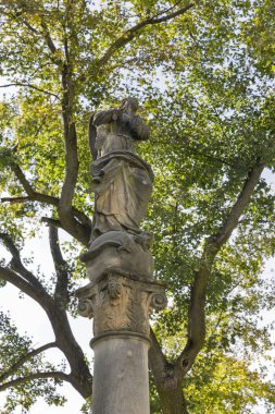 Keszthely, Macaristan Festetics Sarayı'nın bahçesinde Hıristiyan heykeli.