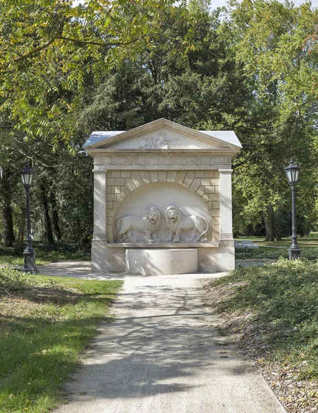 Brunnen mit Löwen im Burggarten. keszthely, ungarisch. — Stockfoto