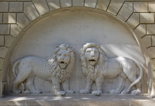 Well with lions in Festetics Castle garden. Keszthely, Hungary. — Stock Photo, Image